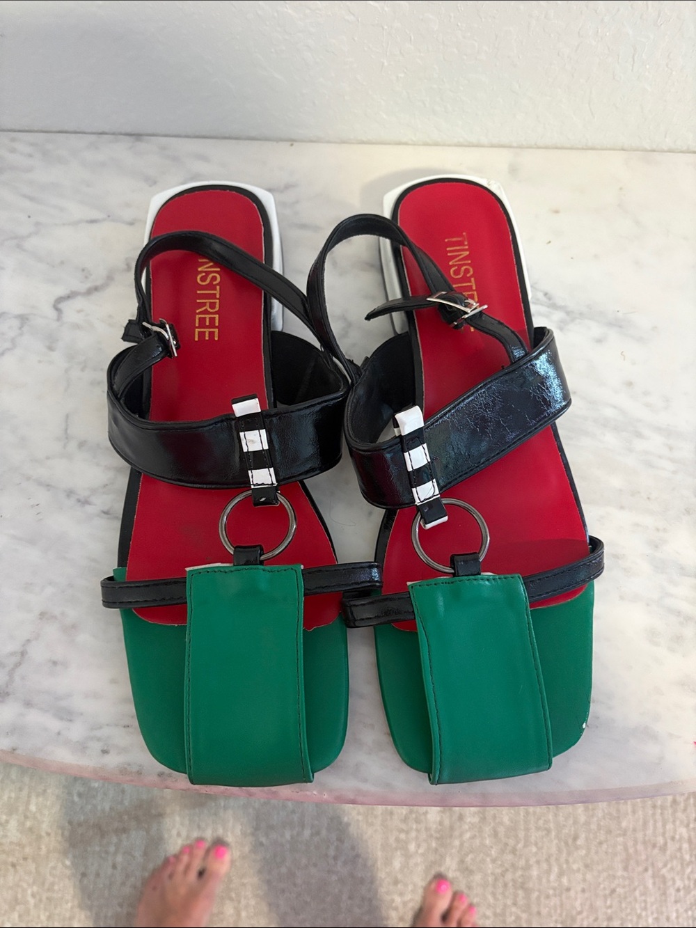 Green & Black Ring-Detail Women's Sandals by TINSTREE